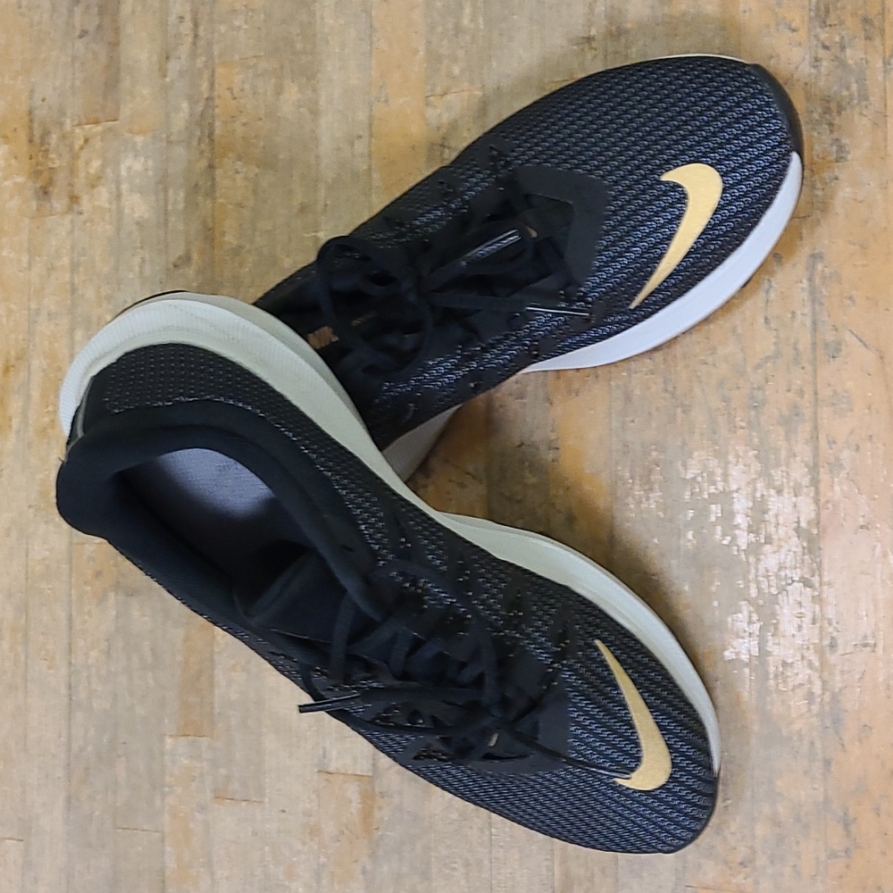 Nike quest running shoes